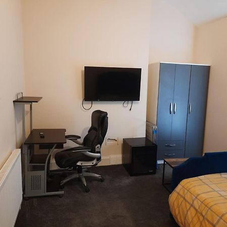 Lovely Bedroom With Shared Kitchen & Bathroom Free Parking Walsall Luaran gambar