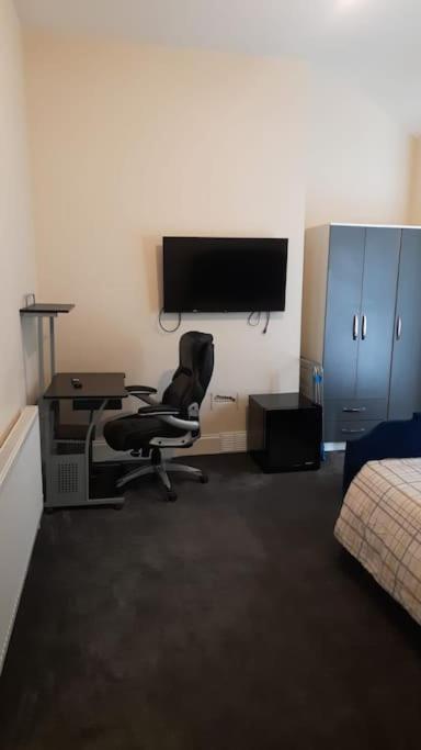 Lovely Bedroom With Shared Kitchen & Bathroom Free Parking Walsall Luaran gambar