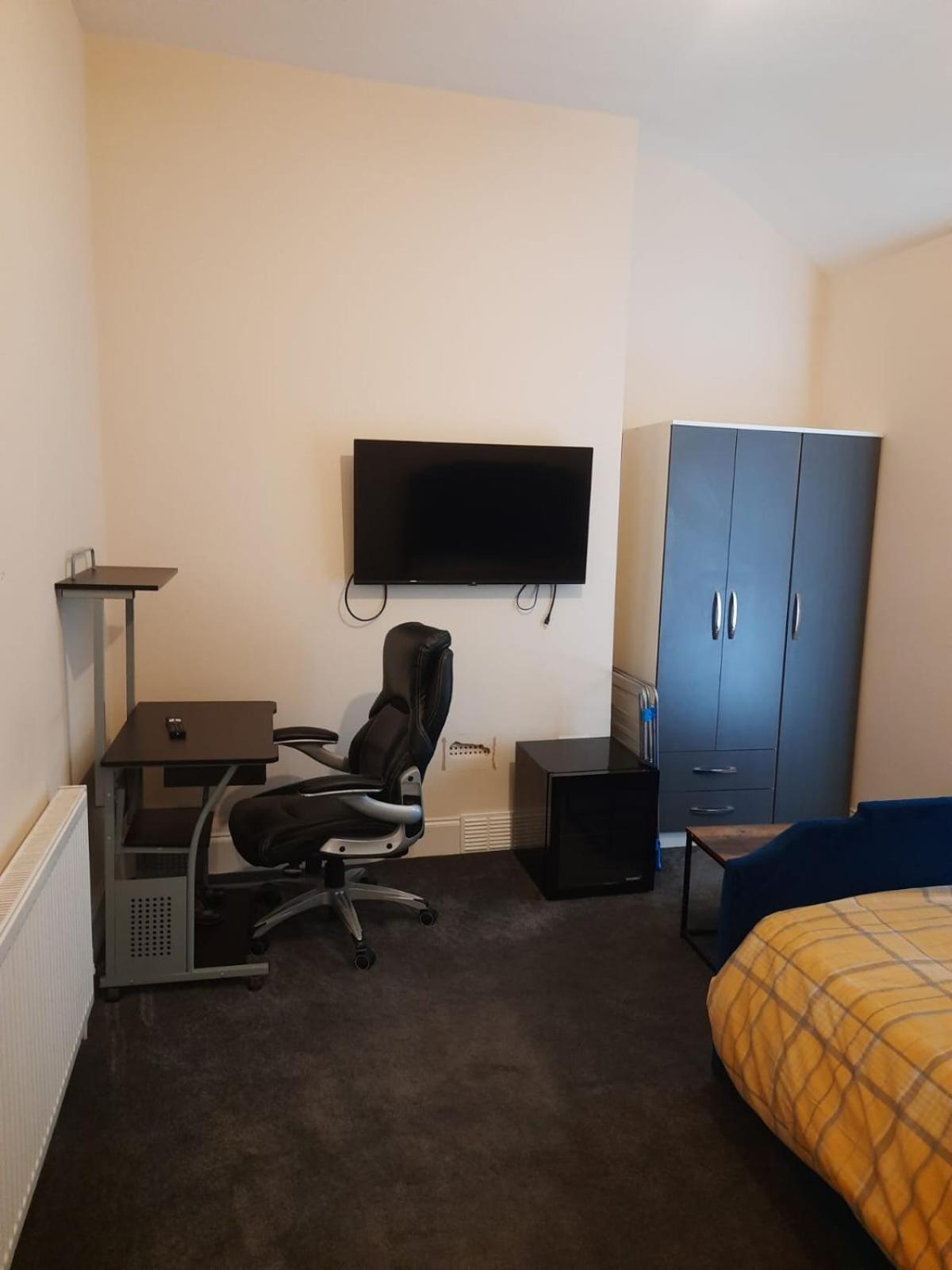Lovely Bedroom With Shared Kitchen & Bathroom Free Parking Walsall Luaran gambar