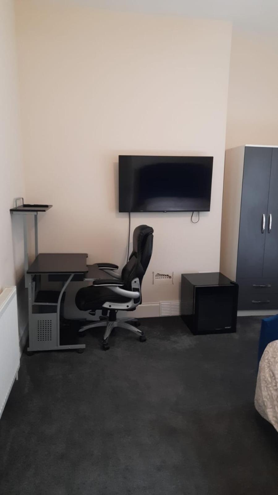 Lovely Bedroom With Shared Kitchen & Bathroom Free Parking Walsall Luaran gambar
