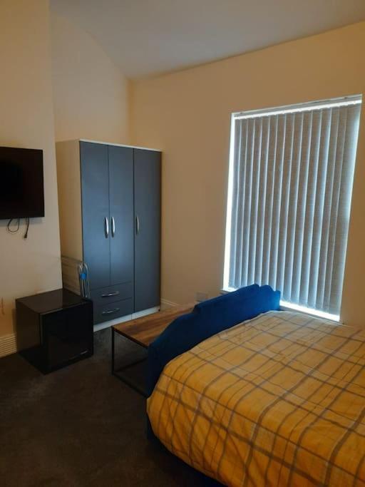 Lovely Bedroom With Shared Kitchen & Bathroom Free Parking Walsall Luaran gambar