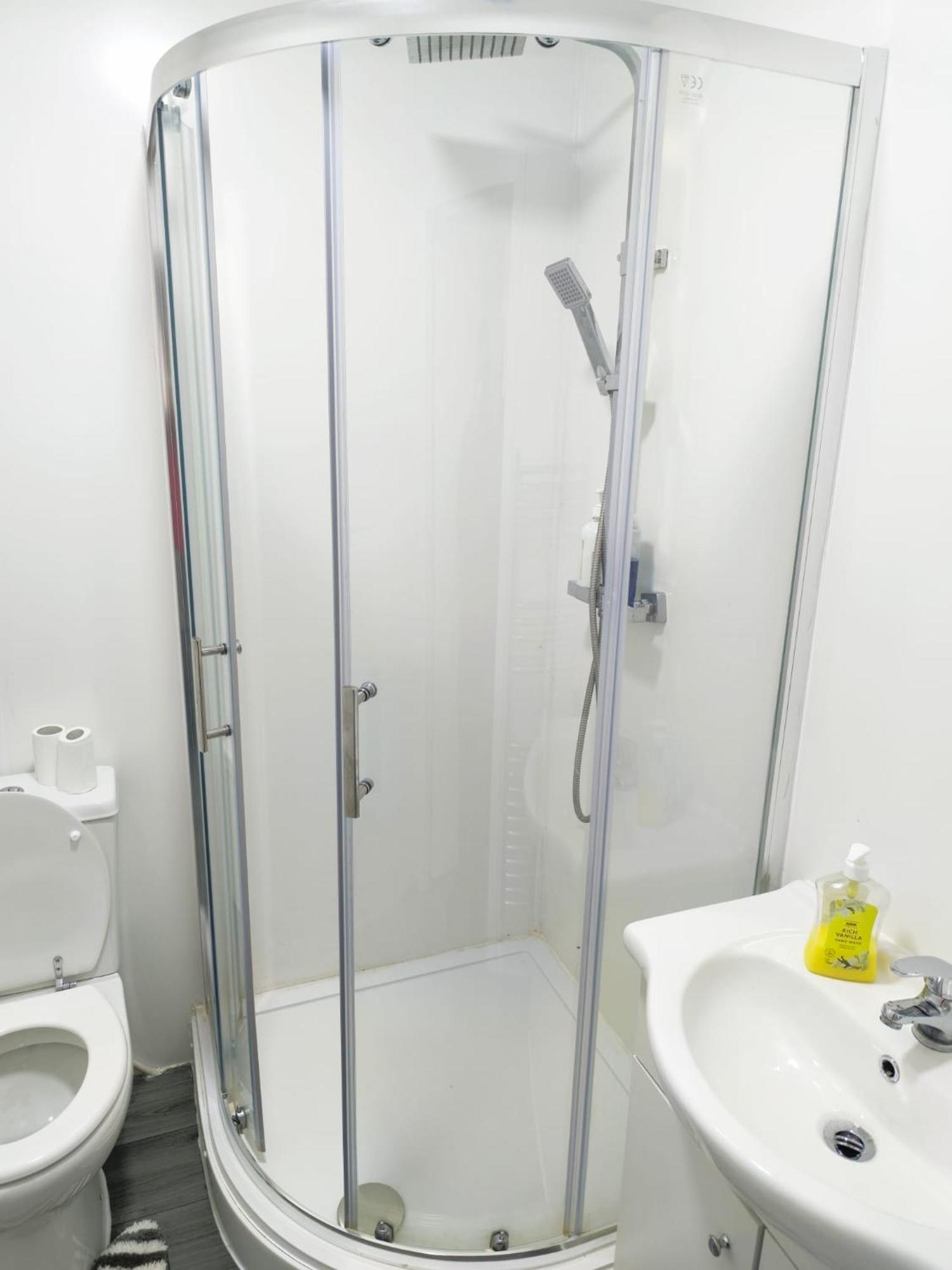 Lovely Bedroom With Shared Kitchen & Bathroom Free Parking Walsall Luaran gambar